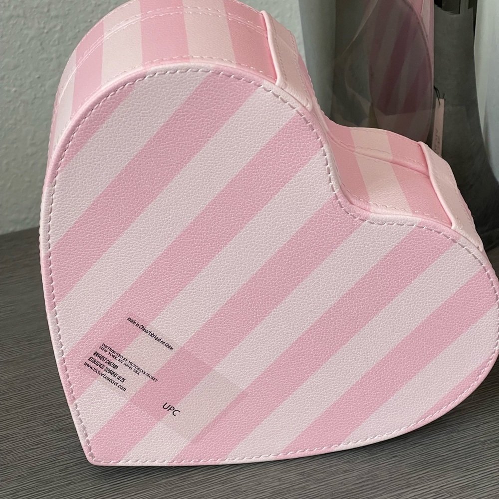 New Victoria’s Secret iconic stripe large tote and Heart Jewelry Box bundle - Picture 9 of 10